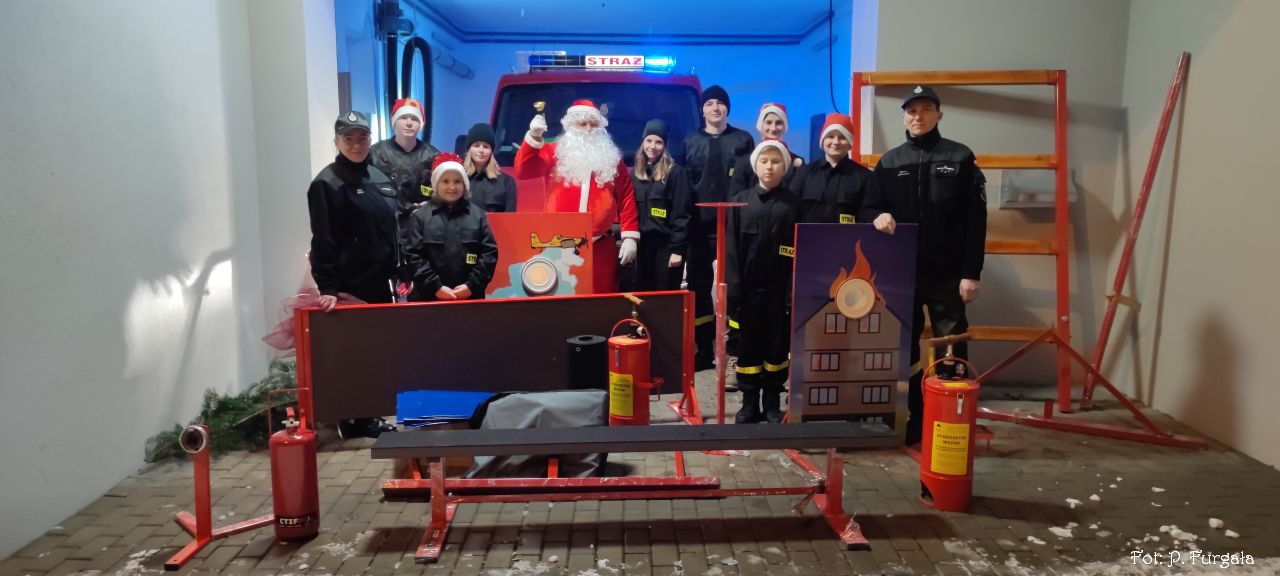 Wizyta św. Mikołaja z prezentem u Młodzieżowej Drużyny Pożarniczej z OSP Krowica Hołodowska