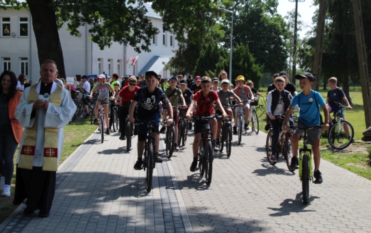 Jechali rowerami dla Jana Pawła II – Kwietny Bieg 2023