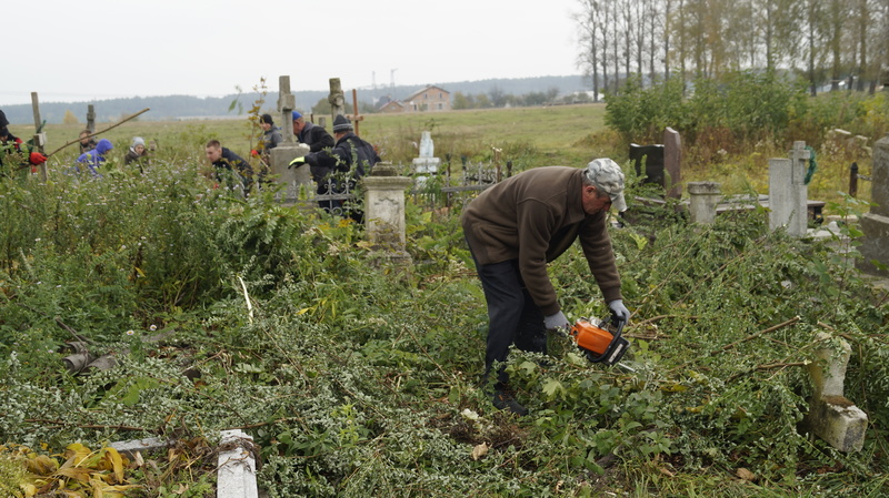 Sprzątanie polskiego cmentarza w Niemirowie